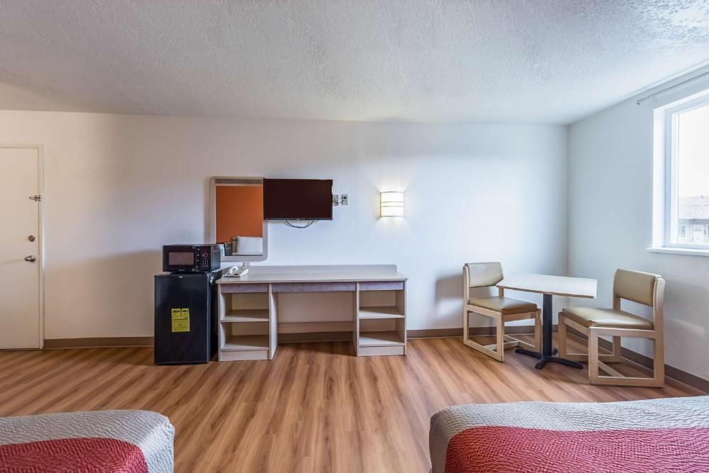 Queen Room with Two Queen Beds - Non-Smoking interior
